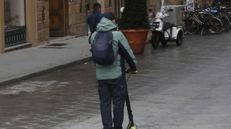 Monopattini selvaggi: 80 multe in un mese nella zona della stazione