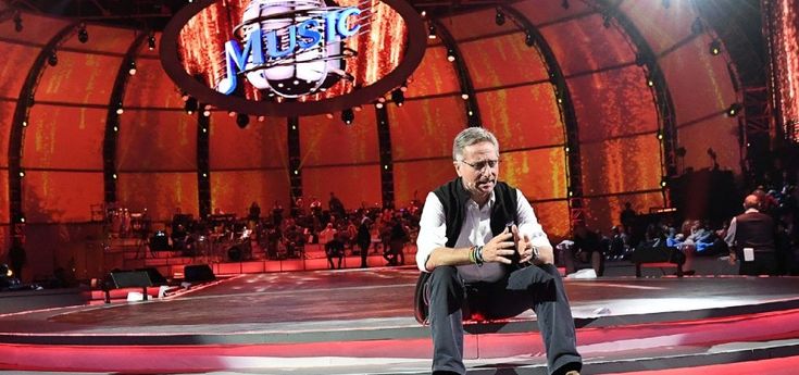 'Music', show di Bonolis aspettando Sanremo. "Tornassi al Festival lo rivoluzionerei"