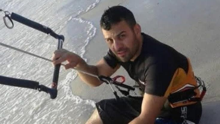 Kitesurfer disperso, domani in Italia i campioni di dna del corpo trovato in Libia. “Ore di ansia”