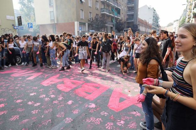 Milano, studenti in piazza contro il razzismo: cori e slogan anti Salvini nel ricordo di Abba