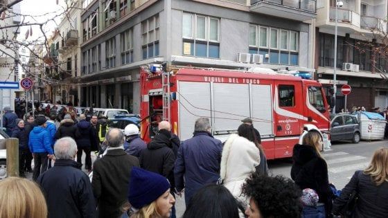 Bari, paura per l'incendio in un cortile: intossicata una famiglia con una bambina di 4 mesi
