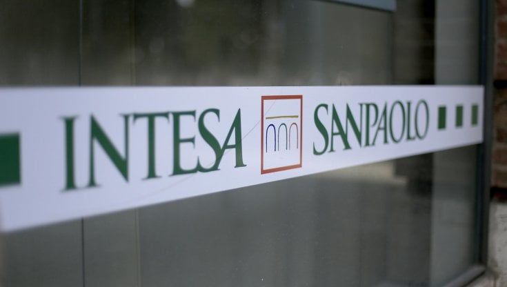 Intesa, utile da record nel 2022 ma le previsioni caute deludono il mercato