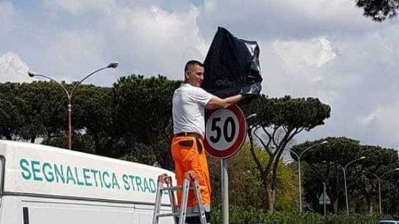 Roma, pericolo buche sulla Colombo: “incappucciato” il limite di velocità 