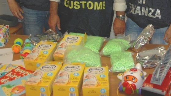 Droga nascosta nel latte in polvere, sequestrate a Fiumicino 12mila pasticche di ecstacy