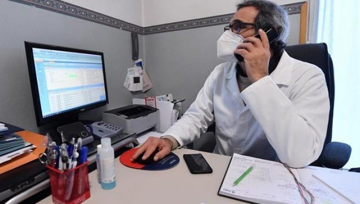 Piattaforma Covid in tilt da ore. L'ira dei medici: "Impossibile segnalare positivi e prenotare tamponi"