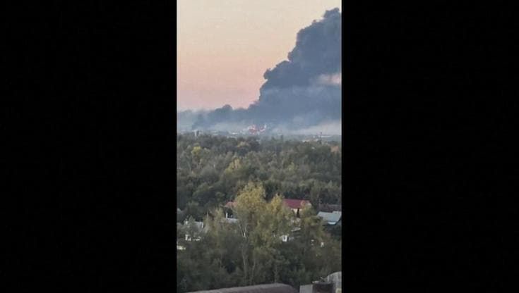 Russia, l'enorme colonna di fumo della raffineria di Samara colpita dall'esercito ucraino