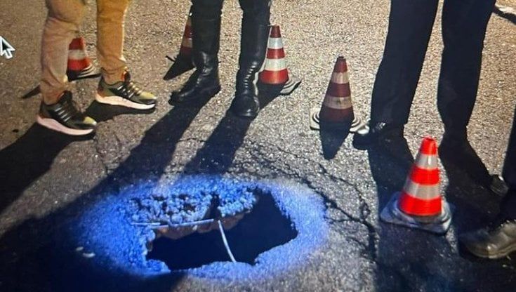Firenze, si apre una buca in Borgo San Frediano