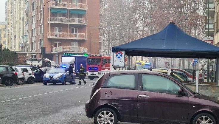 Allarme bomba in una filiale Intesa Sanpaolo di Torino, strade evacuate e artificieri in azione