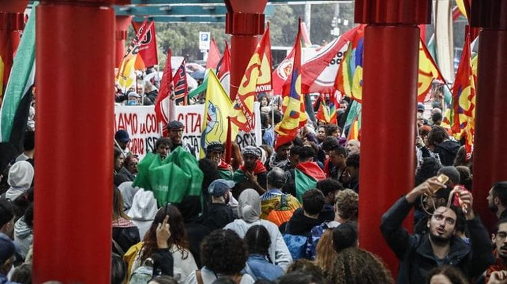 Le voci del corteo pacifico: “Per i giovani come noi che stanno morendo, non possiamo restare fermi”