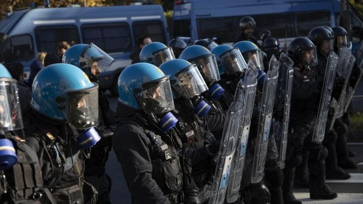 “Sputare contro la polizia può essere considerato reato da archiviare”: la sentenza della Consulta