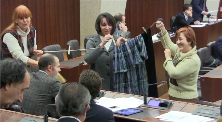 Parità di genere, la Lega scatena le grilline: stendono i panni nell'aula del Pirellone