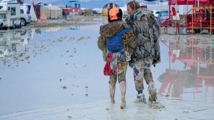 Burning Man, un morto e 70mila bloccati nel deserto: l’uragano trasforma il festival in un incubo di fango