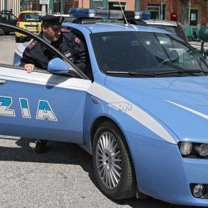 Roma, ubriaca danneggia le auto in sosta e minaccia i poliziotti: arrestata