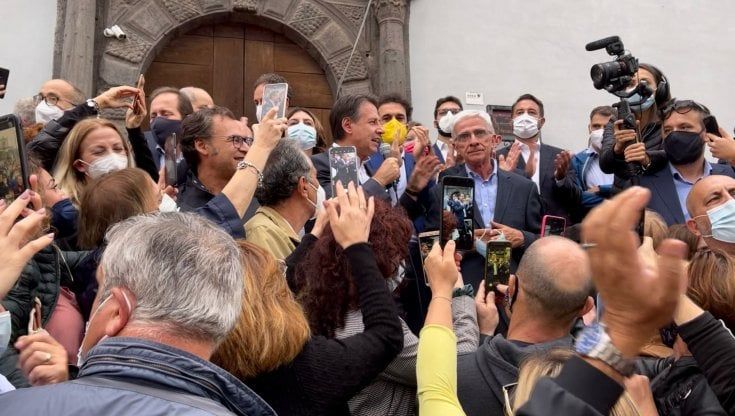 Il bagno di folla di Conte: "Col Pd dialogo intenso, ora puntiamo sul territorio"