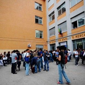 Creolina al Mercalli, evacuato il liceo