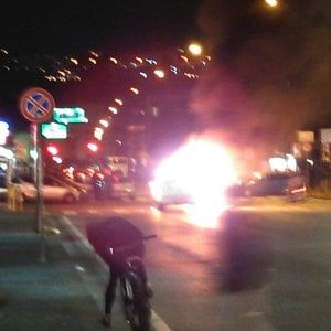 Napoli, violenza prima della Champions: petardo contro taxi, cariche della polizia, scontri tifosi-agenti