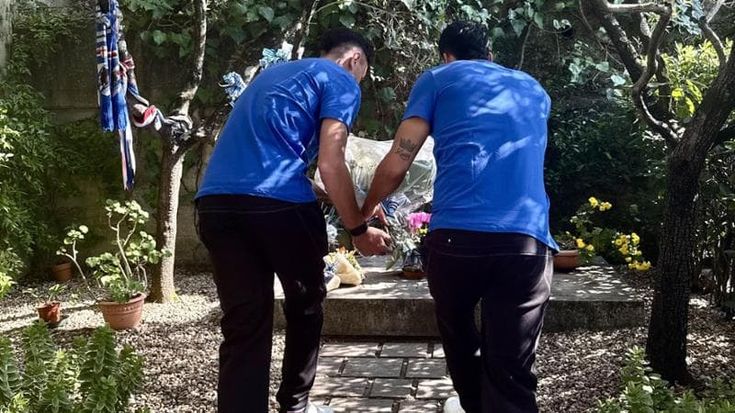 Sampdoria, fiori sulla tomba e cortei. Tifoseria e squadra unite per ricordare Mantovani