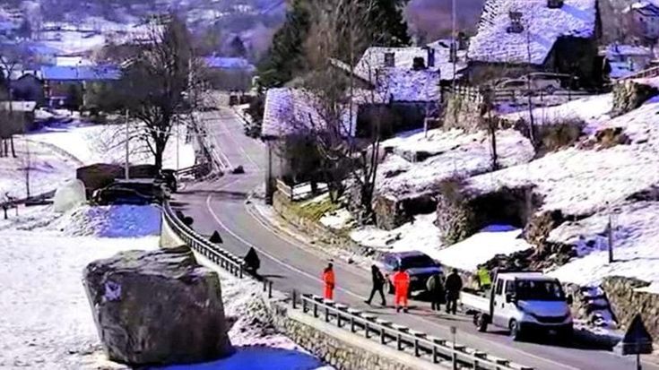 Valle d’Aosta, un enorme masso rotola sulla strada per Gressoney