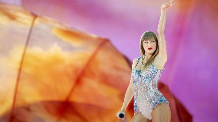 Gli americani a Milano per vedere Taylor Swift: “Con il prezzo del biglietto negli Usa qui facciamo anche una vacanza”