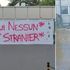 Bruciato lo striscione “Qui nessuno è straniero” davanti a una scuola di Casalecchio