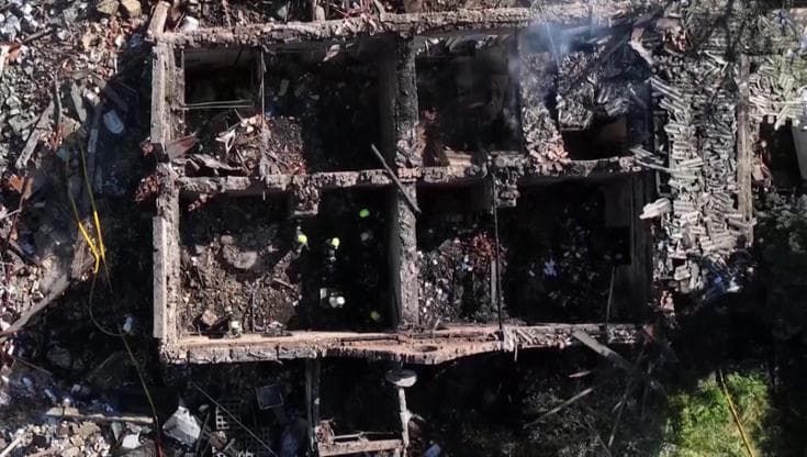Ucraina, il quartiere di Kiev devastato dai raid della notte: la vista dal drone