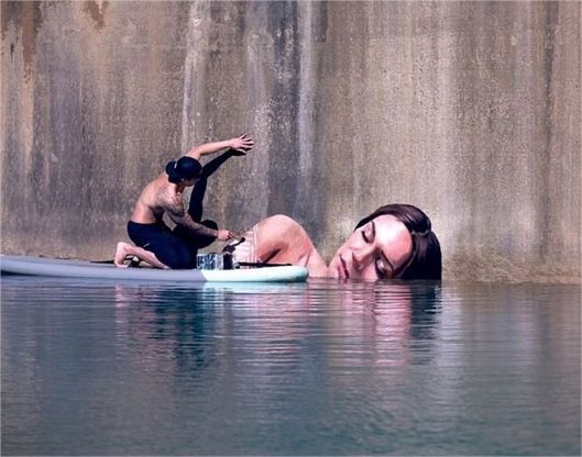 Bella addormentata sull'acqua: la street art è galleggiante