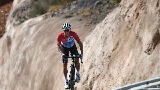 Giro dell'Oman: Lutsenko vince in salita e mette le mani sulla corsa