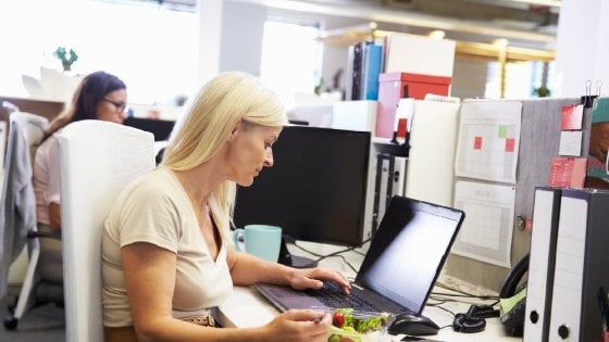 Seduti in ufficio per ore? "Ecco cosa mangiare per non ingrassare"