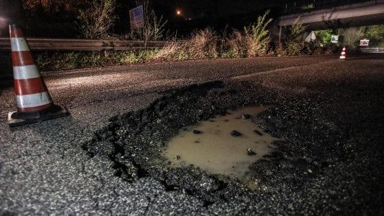 Buche Roma, stop all'emendamento per farle riparare all'Esercito 