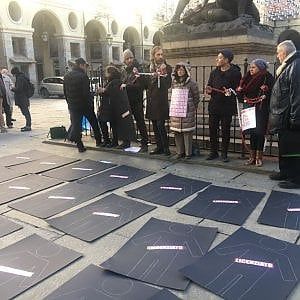 Torino, s'incatenano davanti al Comune i dipendenti di Torino Musei