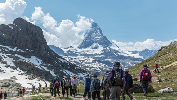 Caldo, turisti impreparati sui ghiacciai in sofferenza: a 4000 metri in scarpe da ginnastica