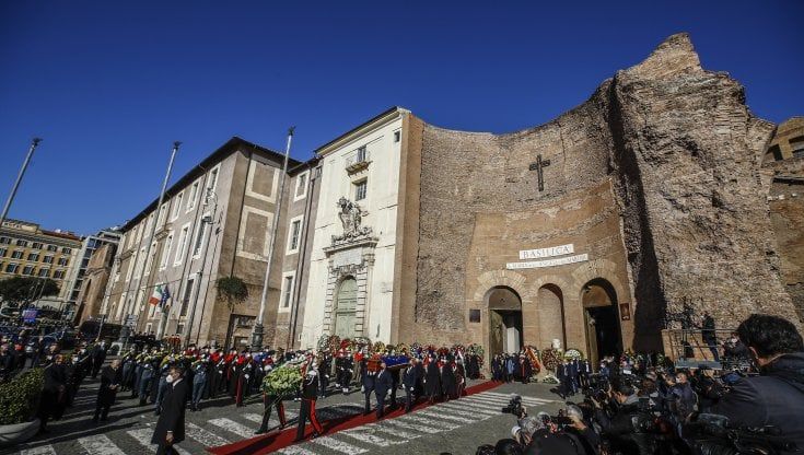 L'addio a David Sassoli, "Hai sfondato muri di gomma con la gentilezza". Mattarella, Draghi e Von der Leyen ai funerali di Stato 
