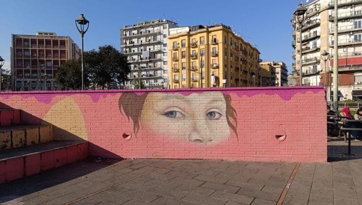 Cancellati insulti e disegni osceni dal murale di Noemi. Torna il suo sguardo simbolo anti violenza