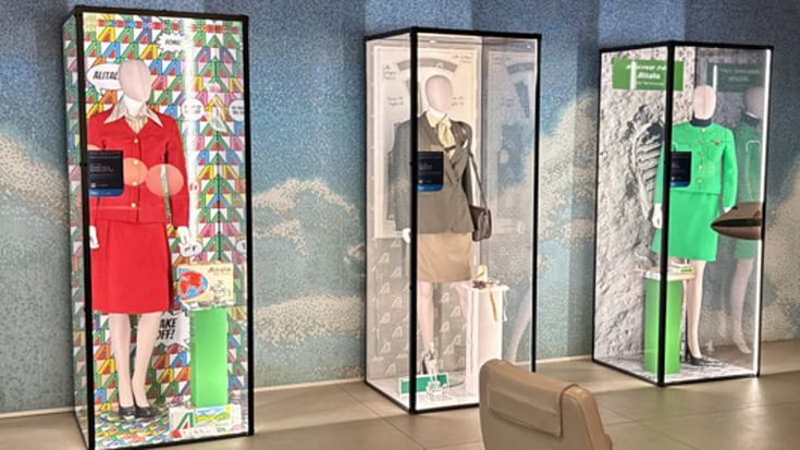 Le divise di Alitalia in mostra a Fiumicino (ma per pochi): 80 anni di eleganza. Ecco le immagini