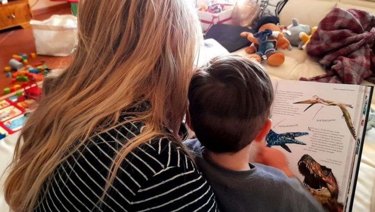 Stessi permessi nella cura dei figli: una legge per la parità di coppia