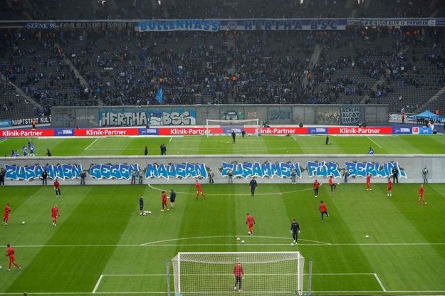 Berlino, coreografia da brividi: muro abbattuto in campo prima di Hertha-Lipsia