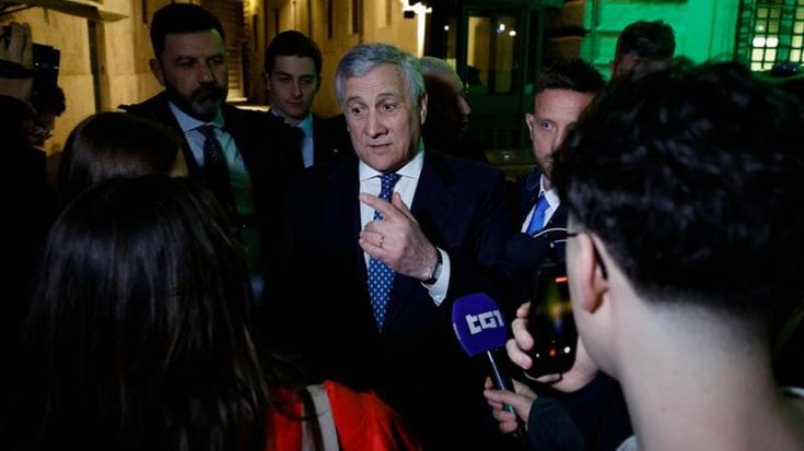 Forza Italia, il vertice Berlusconi-Tajani slitta. Firme contro Barelli