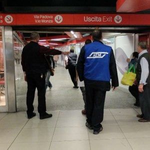 Milano, cane abbandonato nel metrò: il padrone sale e lo lascia sulla banchina