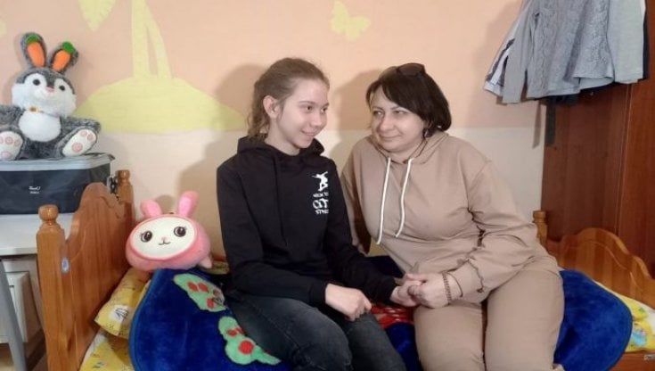 L'odissea di Masha, la "bimba del disegno pacifista": affidata alla madre sparita da 10 anni. Allarme per il padre