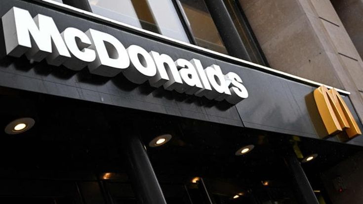 Mc Donald’s, sabato sciopero e protesta dei lavoratori in Duomo: “Più tutele e salari migliori”