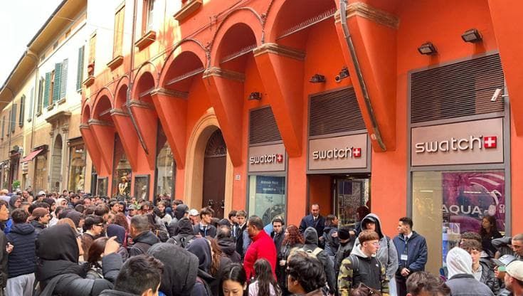 In coda dalla notte per lo Swatch da taschino: costo 400 euro, online già rivenduto a 20 volte tanto