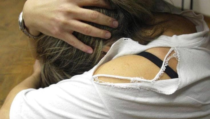 A 12 anni violentata e rapinata alla periferia del paese: indagati due ragazzini di 16 e 17 anni