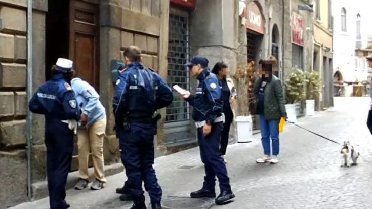 Lasciano soli a casa neonato e bimbo di 4 anni che va in strada: la madre era uscita a fare la spesa