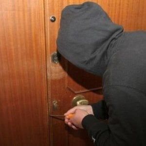 Tre ladri colpiscono cinque appartamenti in una notte: arrestati dalla polizia 