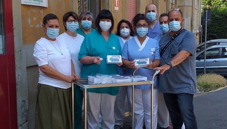 Il bello di essere del San Leonardo dona dieci smartphone per ringraziare il personale del Barbieri