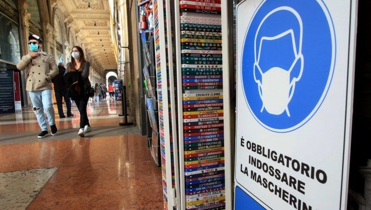 Milano e non solo: scatta la mascherina obbligatoria all'aperto in centro. Domande e risposte su controlli, multe e luoghi