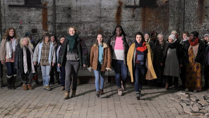 Le invisibili, donne naufraghe che non perdono mai il sorriso