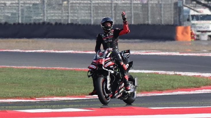 Bezzecchi domina in Indonesia, Martin di nuovo leader mondiale, Marc Marquez solo sesto