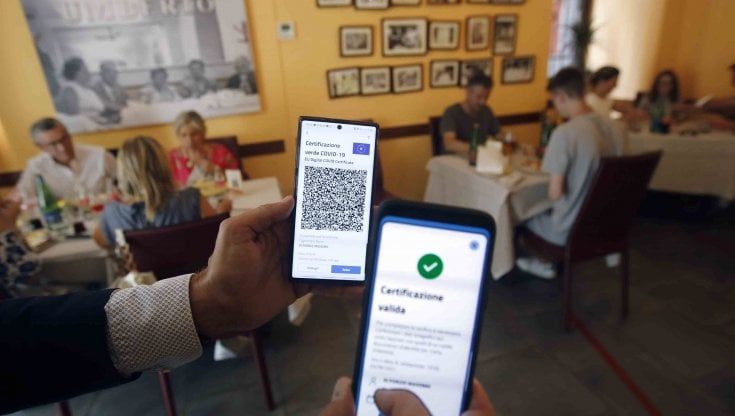 Green Pass, arrivano le prime multe. Ma Confesercenti: "Già perso il 15% di fatturato"