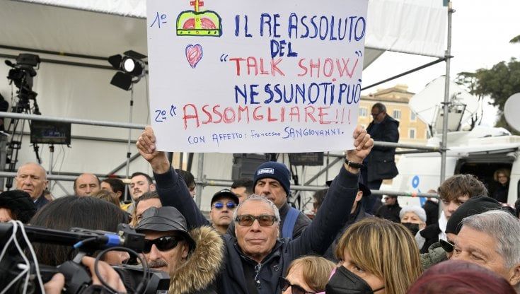 Folla commossa al funerale, dalla scenografa al pubblico dello show: "Maurizio grandioso, insostituibile"